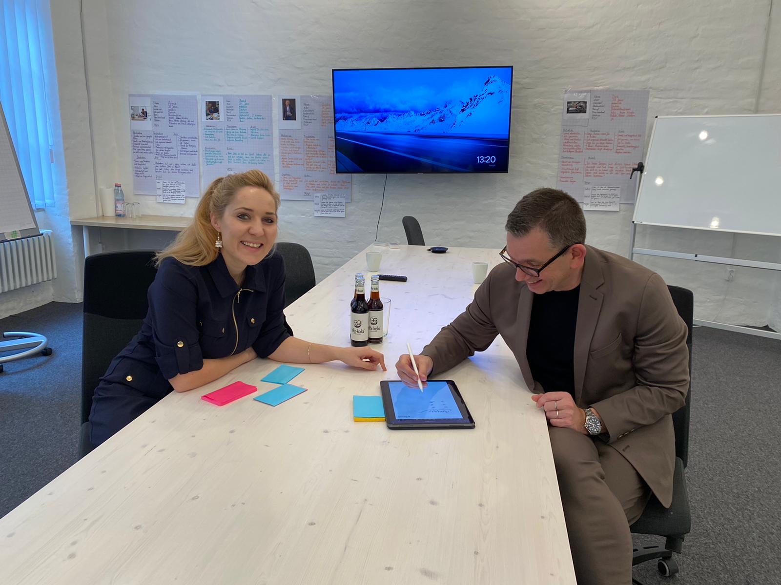 Jenny Laube, CEO Chevalier, mit Dominik Bach, CEO eConsult.de